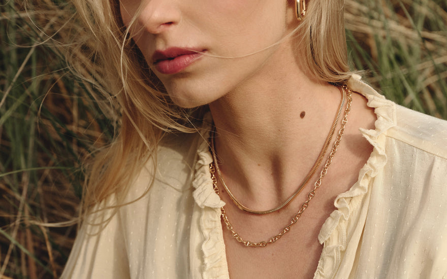 Tendance Jaune Beurre : le glow qu’il manquait à tes bijoux