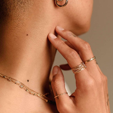 modèle photo avec bijoux dorés